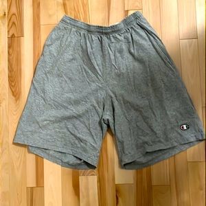 Cotton shorts. Pockets.